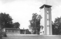 Alte Schutzhütte mit Turm (8262 Byte)
