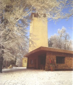 Hütte mit Turm (26110 Byte)